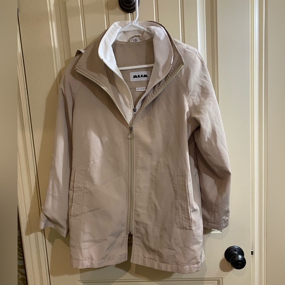 Alia. Woman’s spring coat - Picture 1 of 4